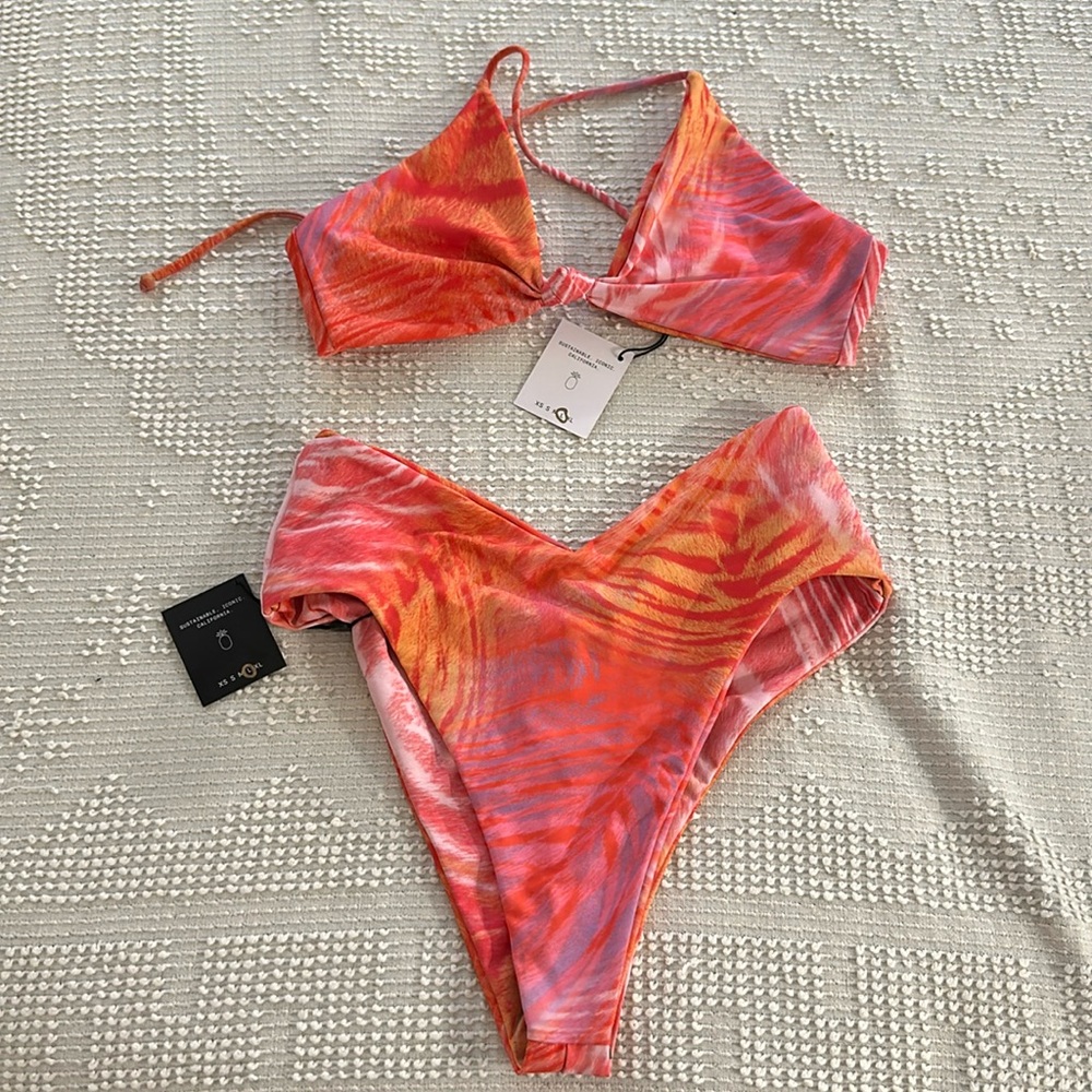 NWT SKATIE LARGE.  SARAH TOP, MELLY BOTTOM. Color “Makaha”